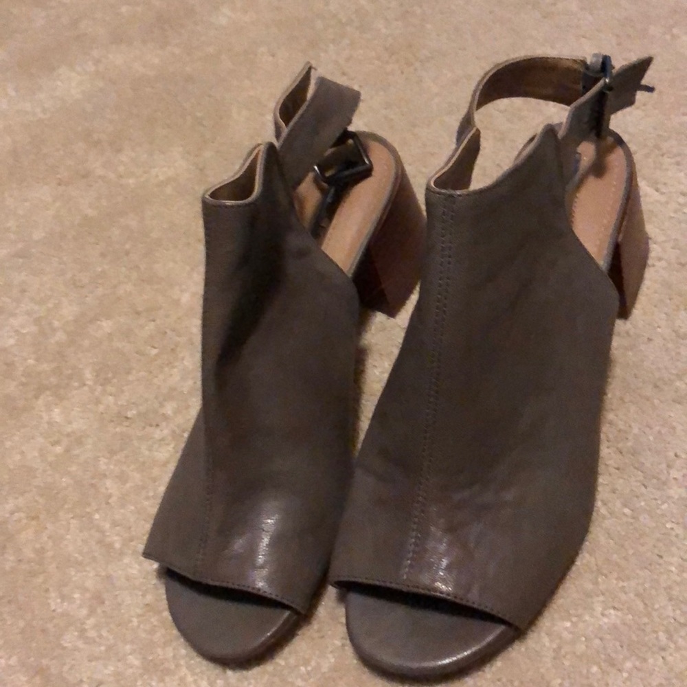 Tahari Finn Leather Peeptoe block heel